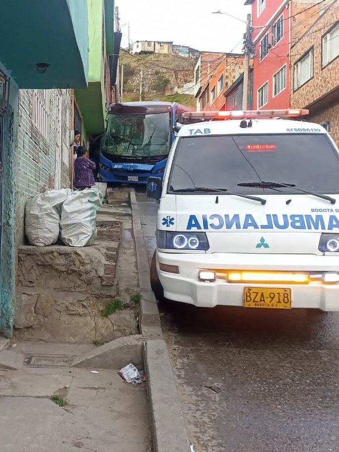 Bus del Sitp se estrelló contra una vivienda en Ciudad Bolívar Un bus del Sitp se estrelló contra una vivienda ubicada en la localidad de Ciudad Bolívar. Se reportó una persona lesionada.