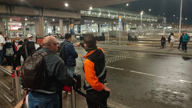 Más de 50.000 afectados por retrasos en los vuelos del aeropuerto El Dorado 1 Más de 50.000 afectados por retrasos en los vuelos del aeropuerto El Dorado En la tarde noche de ayer, el aeropuerto El Dorado en Bogotá fue un completo caos a causa de la reorganización operacional de los vuelos realizada por la Aeronáutica Civil.