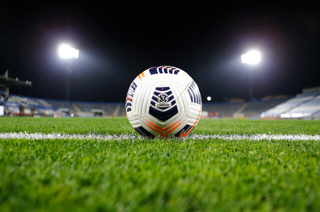 Boca Juniors y Fluminense pugnan en Maracaná por la deseada Libertadores El Boca Juniors argentino y el Fluminense brasileño se ven las caras este sábado en el mítico Estadio de Maracaná en Rio de Janeiro (Brasil) con la deseada Copa Libertadores en juego para conquistar el prestigioso trono del fútbol sudamericano, un duelo en el que se enfrentarán la experiencia 'xeneize', con seis trofeos en sus vitrinas, y la ilusión 'fluzao' por estrenarse en el torneo.