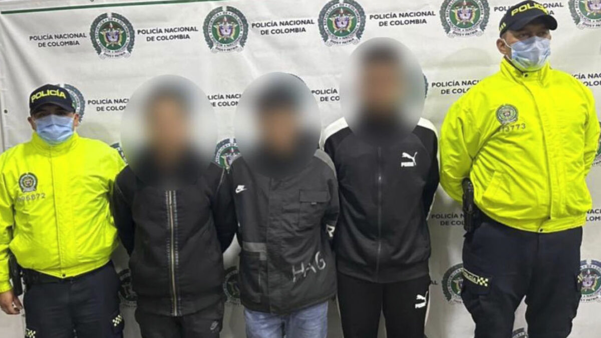 Cae banda de pillos que robaba vehículos en Kennedy y Puente Aranda La Policía Metropolitana de Bogotá confirmó la captura de los denominados '4x4', quienes se dedicaban a robar automóviles en la las localidades de Kennedy y Puente Aranda.