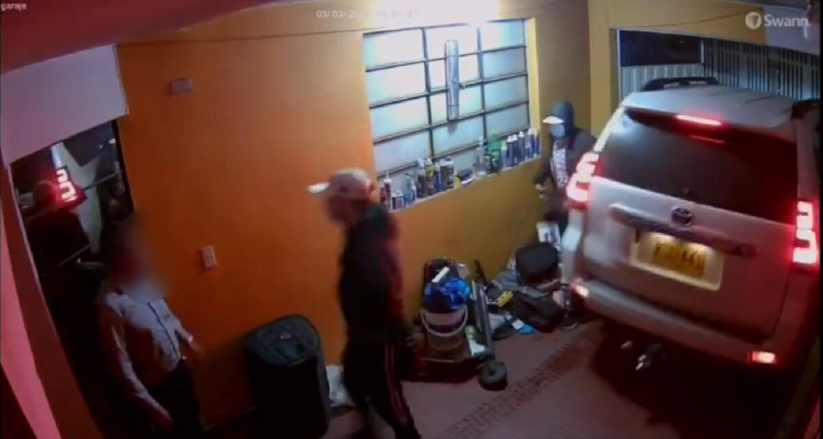 Cae banda de pillos que robaba vehículos en Kennedy y Puente Aranda La Policía Metropolitana de Bogotá confirmó la captura de los denominados '4x4', quienes se dedicaban a robar automóviles en la las localidades de Kennedy y Puente Aranda.