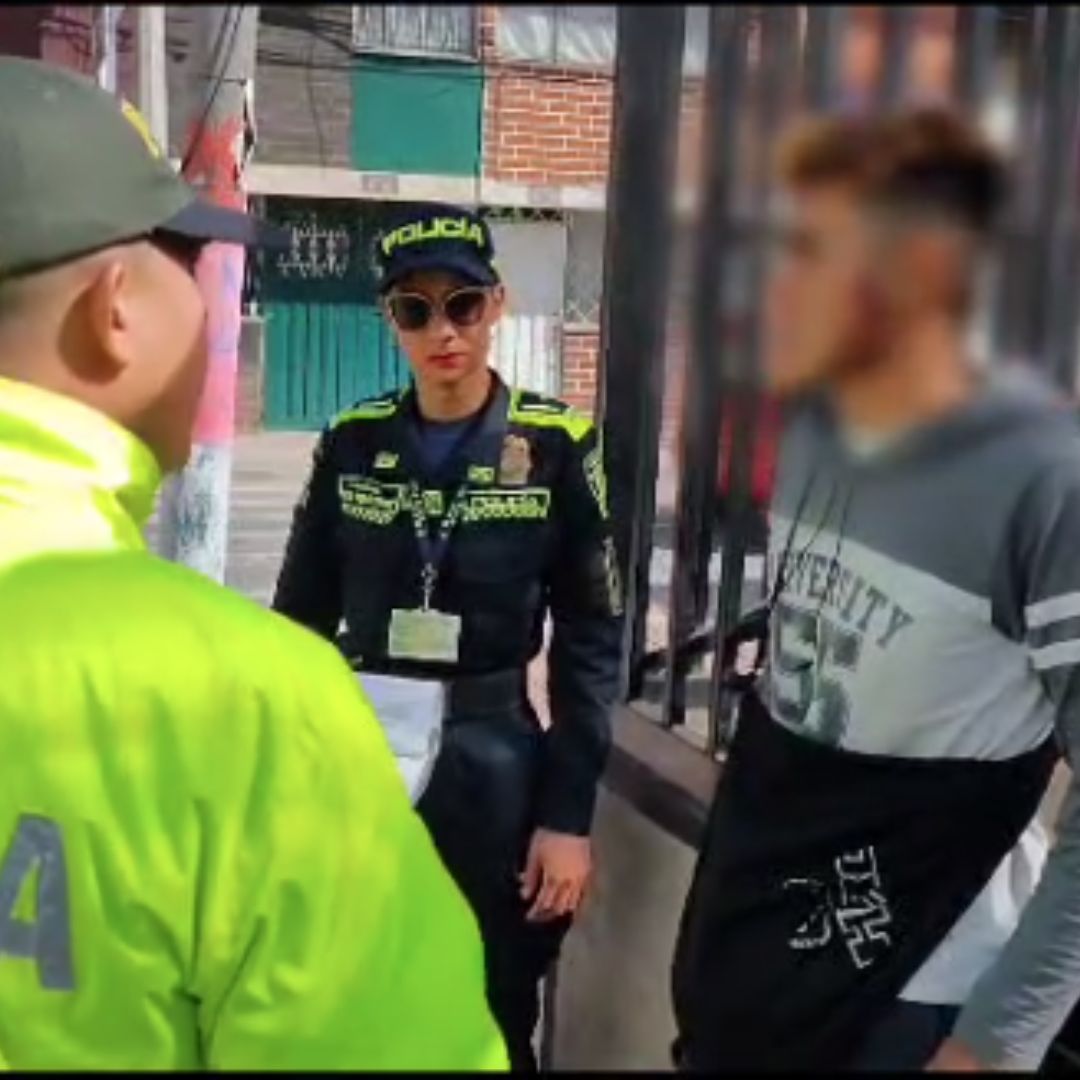 Cae hombre acusado de pornografía infantil y abuso sexual a menores en Soacha 1 Cae hombre acusado de pornografía infantil y abuso sexual a menores en Soacha La Policía Metropolitana de Soacha logró la captura de un sujeto que había sido acusado por varios padres de familia de tomarle fotos a sus hijas desnudas y abusar de ellas sexualmente. El presunto violador había sido linchado en días anteriores por la misma comunidad.