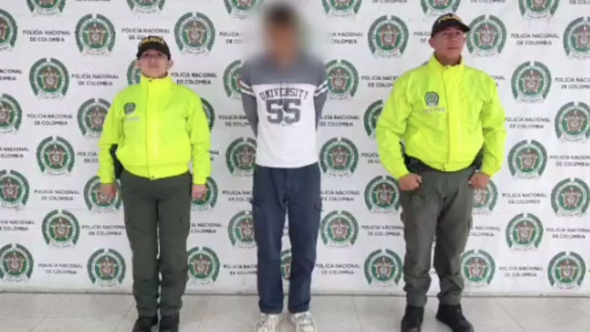 Cae hombre acusado de pornografía infantil y abuso sexual a menores en Soacha La Policía Metropolitana de Soacha logró la captura de un sujeto que había sido acusado por varios padres de familia de tomarle fotos a sus hijas desnudas y abusar de ellas sexualmente. El presunto violador había sido linchado en días anteriores por la misma comunidad.