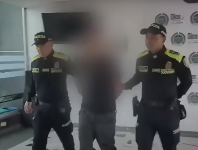 Cae presunto miembro del Tren de Aragua en Kennedy 1 Cae presunto miembro del Tren de Aragua en Kennedy Aunque el delincuente intentó escapar, las autoridades intervinieron a tiempo, logrando la captura de un presunto miembro de la peligrosa banda criminal Tren de Aragua.