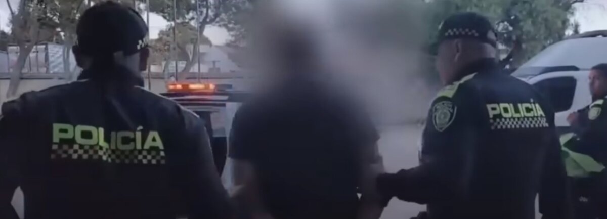 Cae presunto miembro del Tren de Aragua en Kennedy 4 Cae presunto miembro del Tren de Aragua en Kennedy Aunque el delincuente intentó escapar, las autoridades intervinieron a tiempo, logrando la captura de un presunto miembro de la peligrosa banda criminal Tren de Aragua.