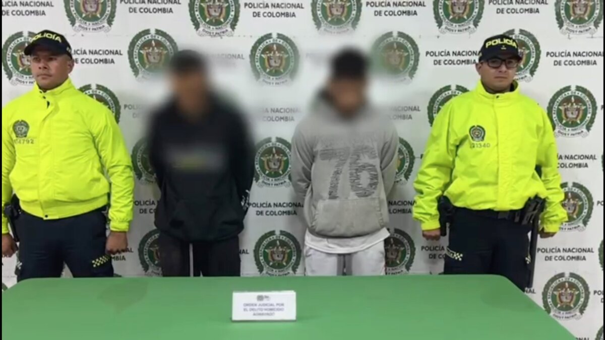 Caen 2 cómplices más del sicariato a hombre que pedía dulces con su hija La Policía Metropolitana de Soacha confirmó la captura de 2 personas más que estarían relacionadas con el asesinato de un hombre que se encontraba con su hija en la noche de Halloween, en el municipio de Soacha.