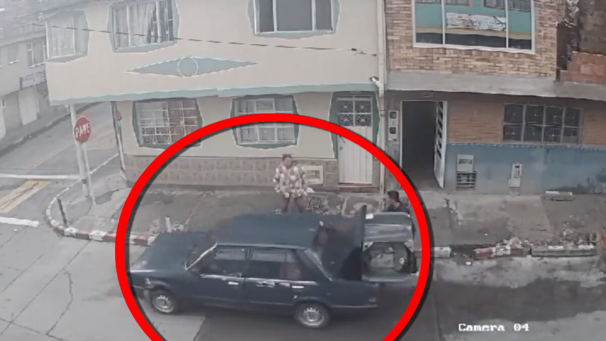 Captan cómico intento de robo en Ciudad Bolívar Por lo general los hechos de inseguridad que a diario se registran en Bogotá generan gran indignación, sin embargo en esta ocasión, se conoció un intento de robo que más allá de rechazo causó mucha gracia por la manera en el que los delincuentes intentaron hurtar un electrodoméstico de una casa. Los hechos se presentaron la mañana de este miércoles.