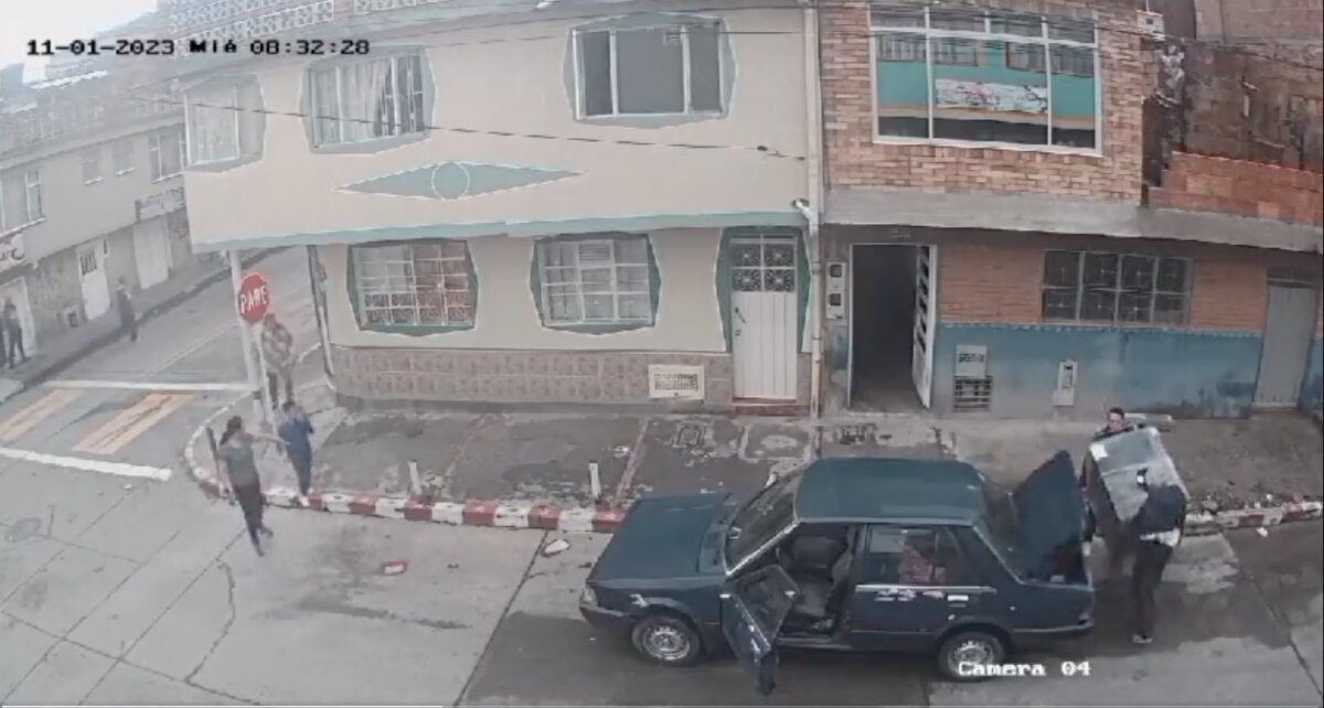 Captan cómico intento de robo en Ciudad Bolívar Por lo general los hechos de inseguridad que a diario se registran en Bogotá generan gran indignación, sin embargo en esta ocasión, se conoció un intento de robo que más allá de rechazo causó mucha gracia por la manera en el que los delincuentes intentaron hurtar un electrodoméstico de una casa. Los hechos se presentaron la mañana de este miércoles.