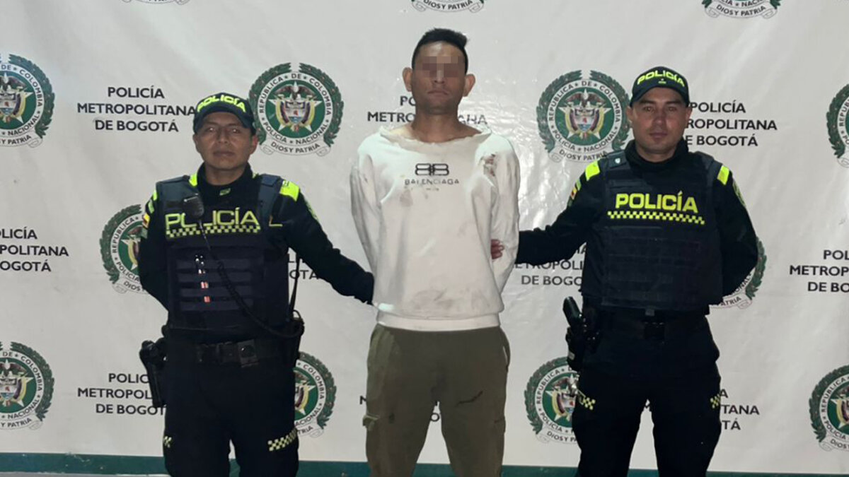 Nuevos detalles de crimen de comerciante en Puente Aranda 3 Nuevos detalles de crimen de comerciante en Puente Aranda Mientras adelantaba su jornada de trabajo en el puesto de venta de comida callejera, y por el cual era reconocido ya hacía varios años en la zona, un hombre de 42 años fue asesinado luego de recibir una herida con puñal a la altura del pecho en hecho ocurridos la tarde de este domingo por una zona comercial del barrio Salazar Gómez, en Puente Aranda.