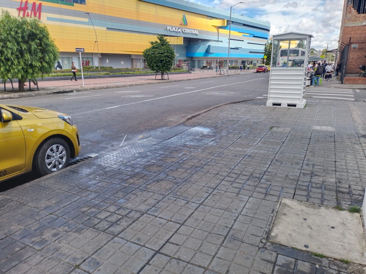Nuevos detalles de crimen de comerciante en Puente Aranda Mientras adelantaba su jornada de trabajo en el puesto de venta de comida callejera, y por el cual era reconocido ya hacía varios años en la zona, un hombre de 42 años fue asesinado luego de recibir una herida con puñal a la altura del pecho en hecho ocurridos la tarde de este domingo por una zona comercial del barrio Salazar Gómez, en Puente Aranda.
