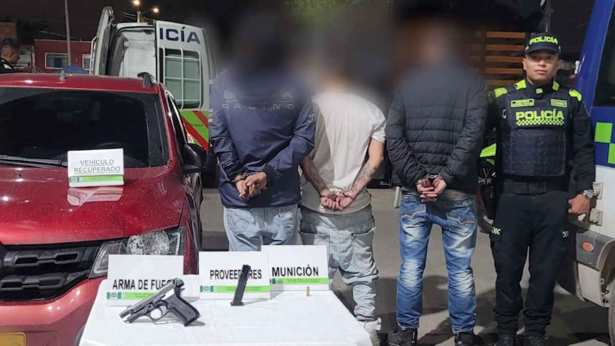 Capturan a tres sujetos que asaltaban en Kennedy #AsíPasó Capturaron a tres sujetos que acababan de robar a un hombre en Kennedy.