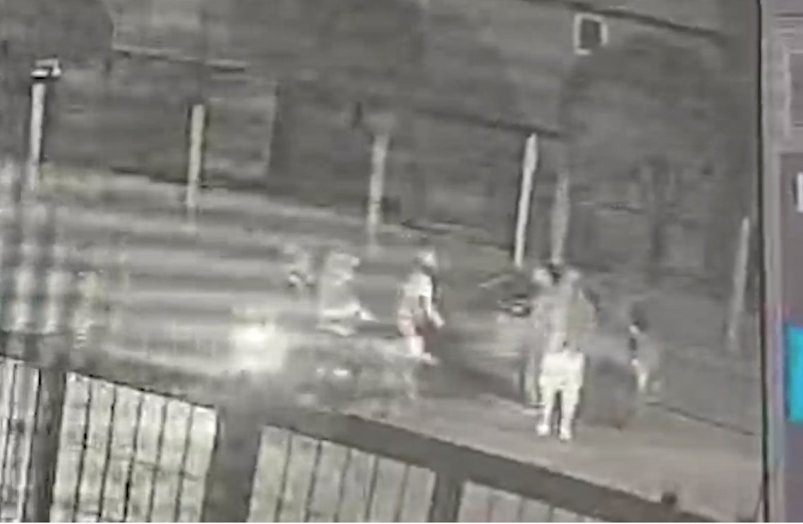Capturan a tres sujetos que asaltaban en Kennedy 1 Capturan a tres sujetos que asaltaban en Kennedy #AsíPasó Capturaron a tres sujetos que acababan de robar a un hombre en Kennedy.