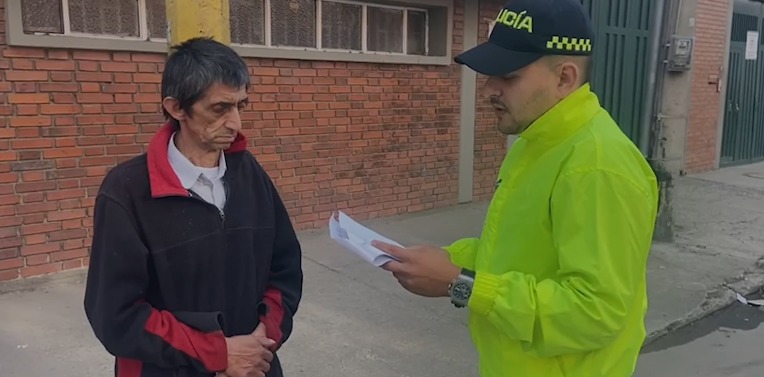 Capturan en Bogotá a violador en serie de niños La Policía Metropolitana de Bogotá logró la captura de un temido violador en serie de menores. Se trataría de 'La Bestia II', señalado de cometer al menos siete casos de acceso carnal abusivo y violento contra niñas menores de 14 años de edad.