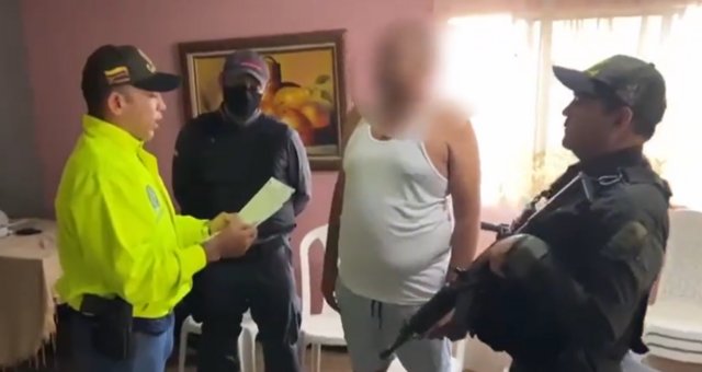 Cárcel para dos de los presuntos responsables del secuestro de 'Mane' Díaz y su esposa En una decisión tomada por la Fiscalía General de la Nación, una juez de control de garantías impuso medida de aseguramiento en centro carcelario a dos individuos señalados como responsables del secuestro de los señores Luis Manuel Díaz y Cilenis Marulanda, padres del reconocido futbolista Luis Fernando Díaz Marulanda.