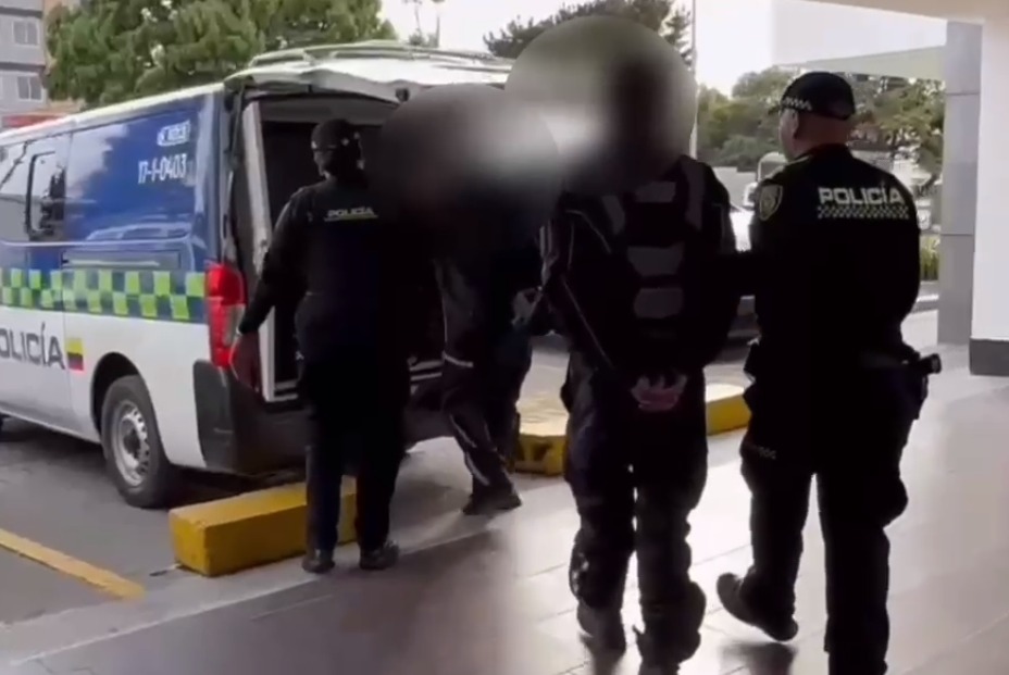 Cayeron 2 delincuentes señalados de hurto en la localidad de Tunjuelito En el barrio San Carlos (Tunjuelito), fueron capturados dos delincuentes que presuntamente planeaban robar una entidad bancaria. Además, se movilizaban en una motocicleta de alto cilindraje que recientemente habían robado.