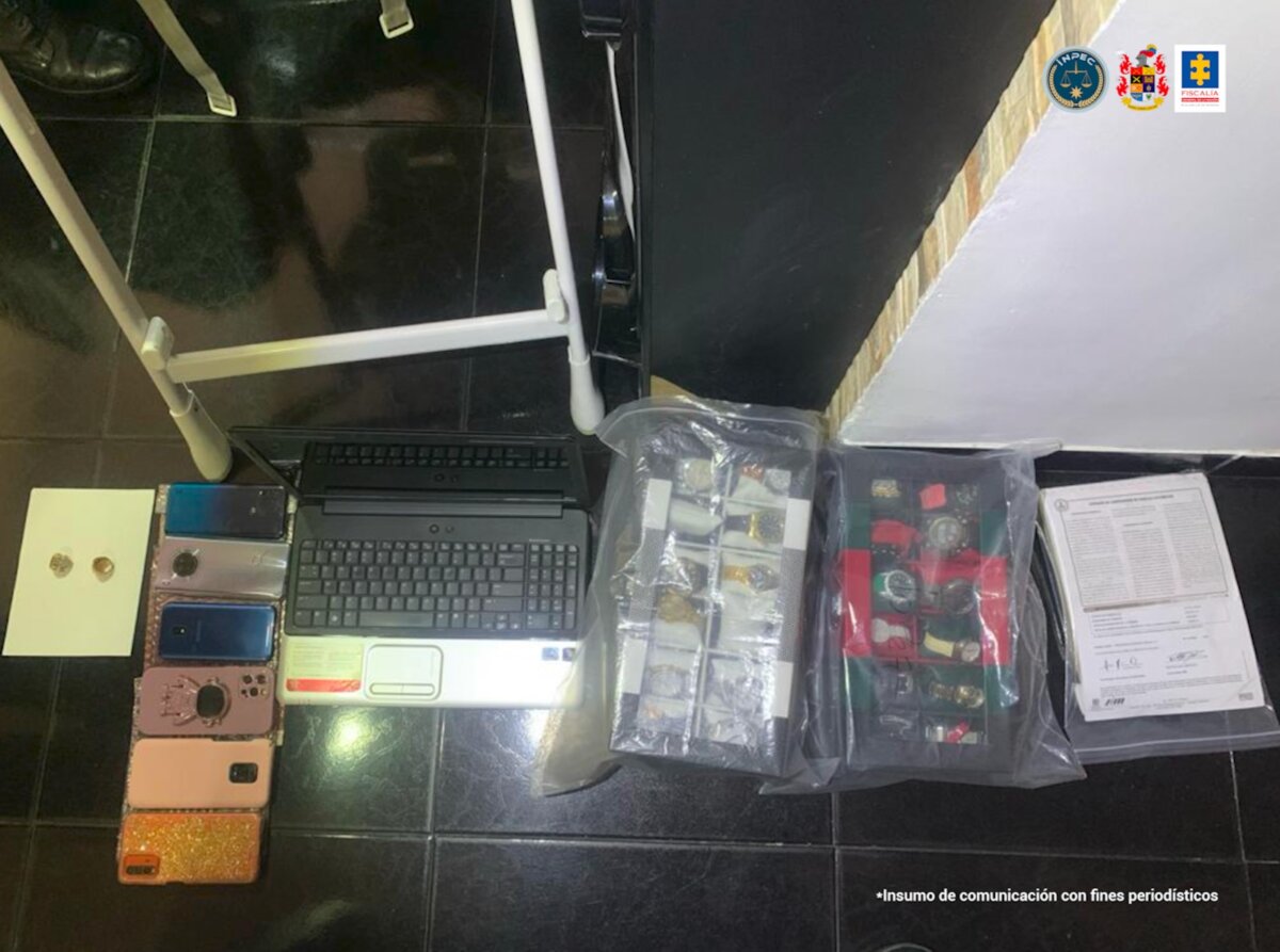 Cayeron pillos que extorsioban desde la cárcel La Modelo 2 Cayeron pillos que extorsioban desde la cárcel La Modelo Las autoridades capturaron a 7 delincuentes, 3 de ellos eran funcionarios del INPEC, además notificó a 11 presos. De esta manera se desmanteló la banda criminal 'Comité'.