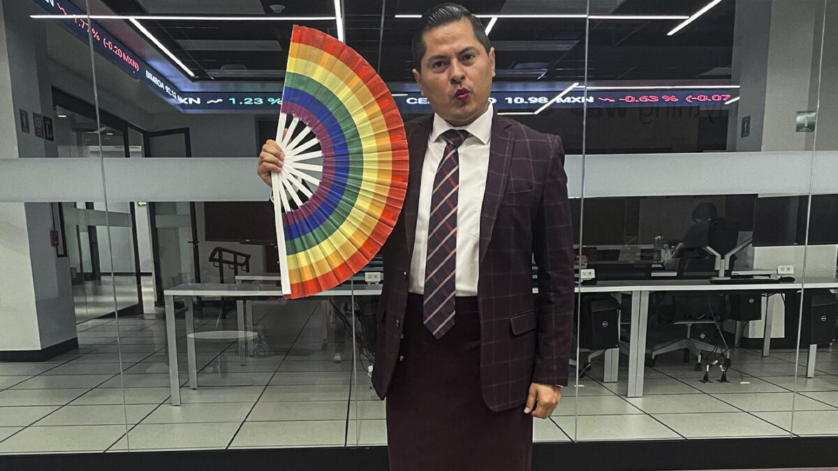 Colectivos LGBTIQ+ lamentan la muerte de Ociel Baena 5 Colectivos LGBTIQ+ lamentan la muerte de Ociel Baena Hay una ola de indignación en México por la muerte del "magistrade" Jesús Ociel Baena y su pareja, Dorian Nieves, quienes fueron encontrados sin vida.