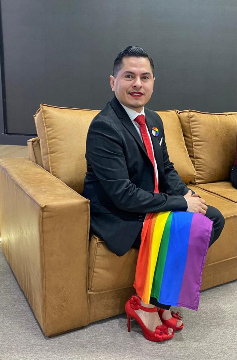 Colectivos LGBTIQ+ lamentan la muerte de Ociel Baena 1 Colectivos LGBTIQ+ lamentan la muerte de Ociel Baena Hay una ola de indignación en México por la muerte del "magistrade" Jesús Ociel Baena y su pareja, Dorian Nieves, quienes fueron encontrados sin vida.