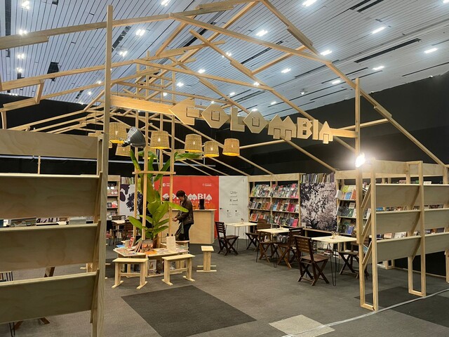Colombia triunfa en la Feria Internacional del Libro de Guadalajara Aunque quedan varios días para que culmine, Colombia recibe buenas noticias de su participación en la Feria Internacional del Libro de Guadalajara (México), que culmina el próximo domingo 3 de diciembre.