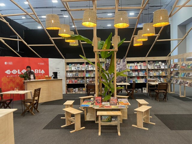 Colombia triunfa en la Feria Internacional del Libro de Guadalajara Aunque quedan varios días para que culmine, Colombia recibe buenas noticias de su participación en la Feria Internacional del Libro de Guadalajara (México), que culmina el próximo domingo 3 de diciembre.