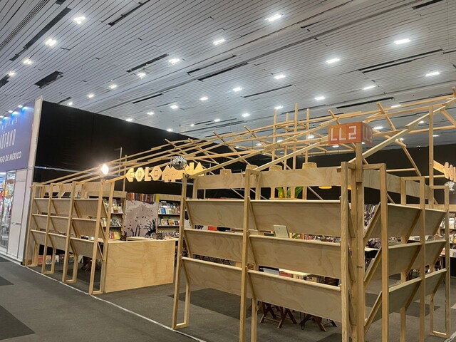 Colombia triunfa en la Feria Internacional del Libro de Guadalajara Aunque quedan varios días para que culmine, Colombia recibe buenas noticias de su participación en la Feria Internacional del Libro de Guadalajara (México), que culmina el próximo domingo 3 de diciembre.