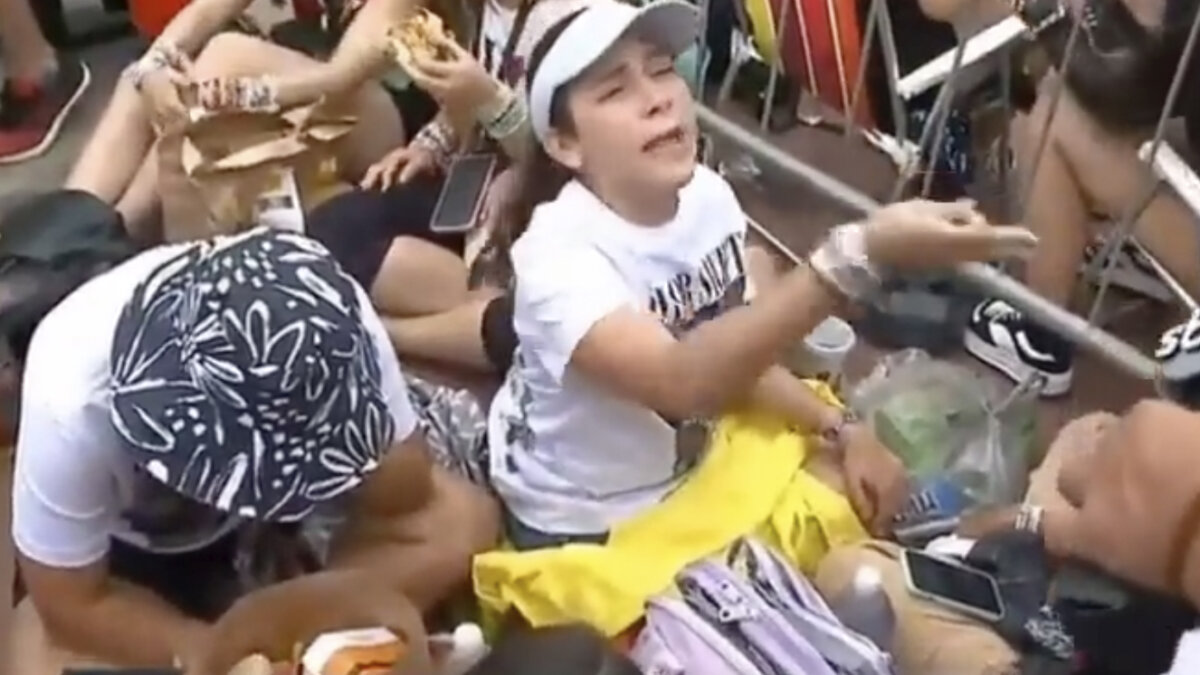 EN VIDEO: Colombiana llora en plena fila del concierto de Taylor Swift, tras ser agredida En redes sociales se ha viralizado una fuerte discusión en plena fila del concierto del Taylor Swift, que se realizó en Brasil, pues una brasileña agredió a dos colombianas por presuntamente haberse colado.