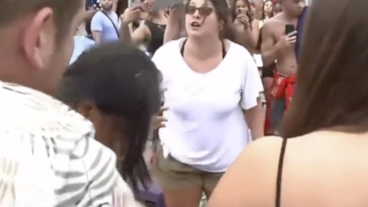 EN VIDEO: Colombiana llora en plena fila del concierto de Taylor Swift, tras ser agredida En redes sociales se ha viralizado una fuerte discusión en plena fila del concierto del Taylor Swift, que se realizó en Brasil, pues una brasileña agredió a dos colombianas por presuntamente haberse colado.