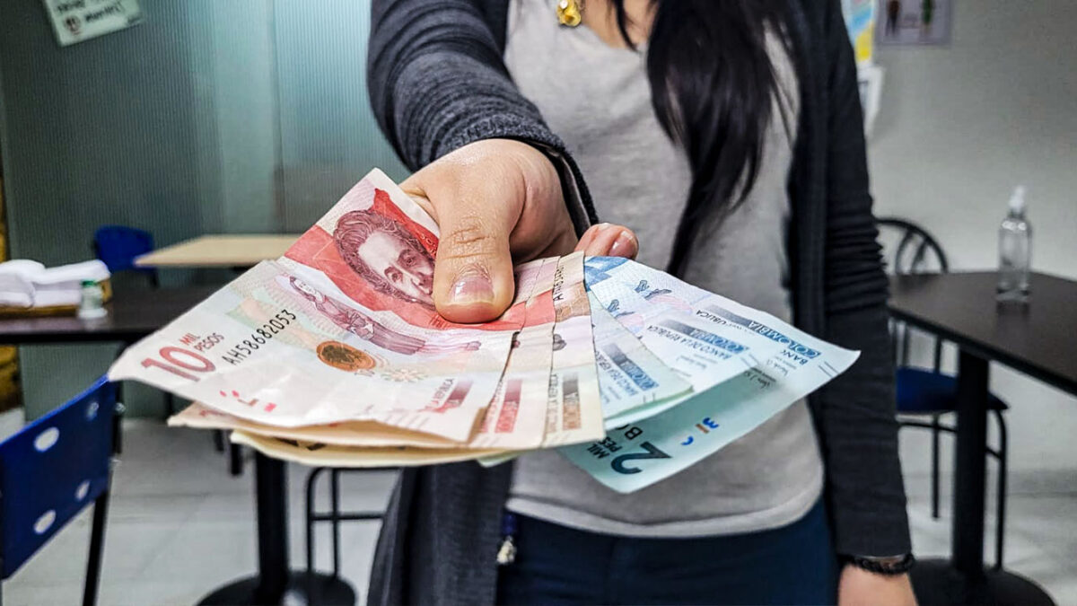 Colombianos se están colgando con sus deudas 3 Colombianos se están colgando con sus deudas Se acerca diciembre, uno de los meses más esperados por los colombianos, pero también una de las épocas donde la gente más gasta dinero y en algunas ocasiones se endeudan sin analizar si en verdad podrán cumplir más adelante con esos compromisos financieros.