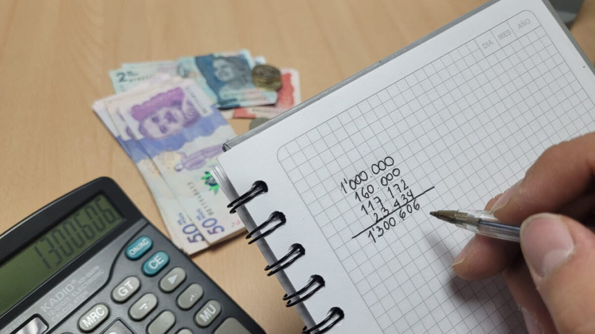 Colombianos se están colgando con sus deudas 2 Colombianos se están colgando con sus deudas Se acerca diciembre, uno de los meses más esperados por los colombianos, pero también una de las épocas donde la gente más gasta dinero y en algunas ocasiones se endeudan sin analizar si en verdad podrán cumplir más adelante con esos compromisos financieros.