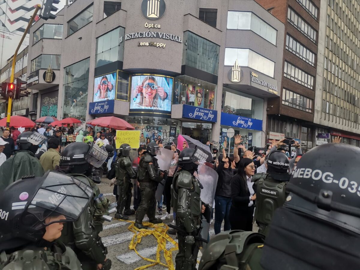 Comerciantes del centro protestaron porque no tenían luz Los comerciantes del centro de la ciudad paralizaron la calle 19 con carrera 10 exigiendo que se les restablezca el servicio de luz en sus locales.