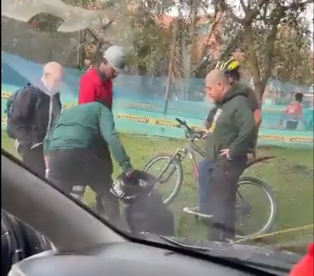 Comunidad golpeó a supuesto motoladrón en Ciudad Salitre 1 Comunidad golpeó a supuesto motoladrón en Ciudad Salitre En redes sociales se compartió un video que deja ver el momento en el que la comunidad atrapa y golpea a un presunto motoladrón en Ciudad Salitre.