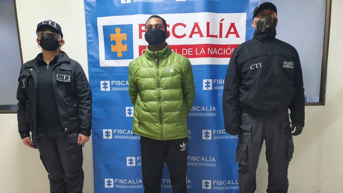 Condenan a patrullero que torturó y quemó a 'colado' en TransMilenio El patrullero Henry Clemente, quien torturó brutalmente a un hombre que intentó colarse al Sistema de Transporte Transmilenio, finalmente fue condenado por un juez de Conocimiento.