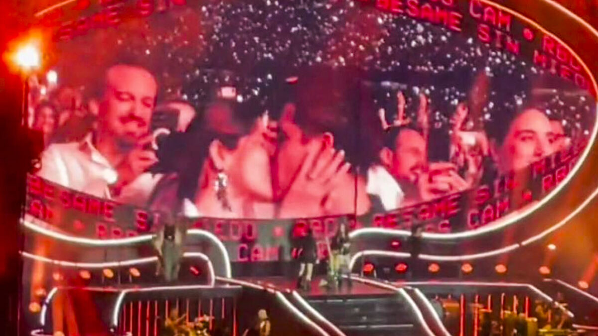 Conmovedora propuesta de matrimonio en concierto de RBD 2 Conmovedora propuesta de matrimonio en concierto de RBD Durante una de las presentaciones de RBD en Medellín, una pareja aprovechó para darse el sí.