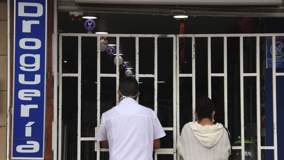 Crece incertidumbre por los medicamentos 1 Crece incertidumbre por los medicamentos El lío de los medicamentos continúa y las entidades encargadas se tiran la pelota de un lado a otro, sin que nadie logre dar una solución definitiva. De hecho, aún no existe un plan concreto que les permita a los usuarios saber qué pasará con el abastecimiento de medicamentos por parte de droguerías Cruz Verde a los afiliados de Sanitas EPS.
