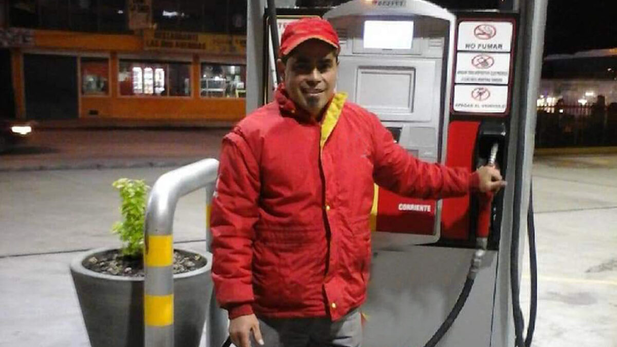 Crimen en bomba de gasolina de Soacha: la víctima era un trabajador del lugar 3 Crimen en bomba de gasolina de Soacha: la víctima era un trabajador del lugar Varios de los habitantes y empleados de algunos establecimientos ubicados por el barrio Ciudad de Quito (Soacha) aún no comprenden por qué un pistolero terminó de forma inesperada con la vida de un empleado de una estación de servicio.