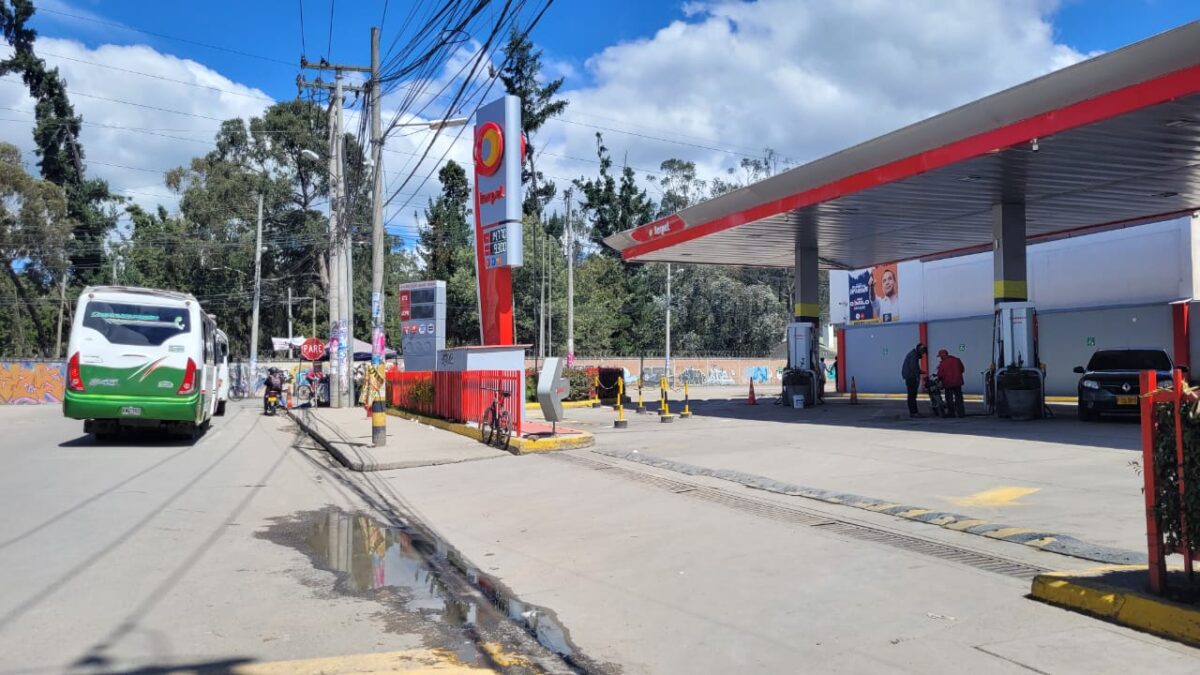 Crimen en bomba de gasolina de Soacha: la víctima era un trabajador del lugar Varios de los habitantes y empleados de algunos establecimientos ubicados por el barrio Ciudad de Quito (Soacha) aún no comprenden por qué un pistolero terminó de forma inesperada con la vida de un empleado de una estación de servicio.