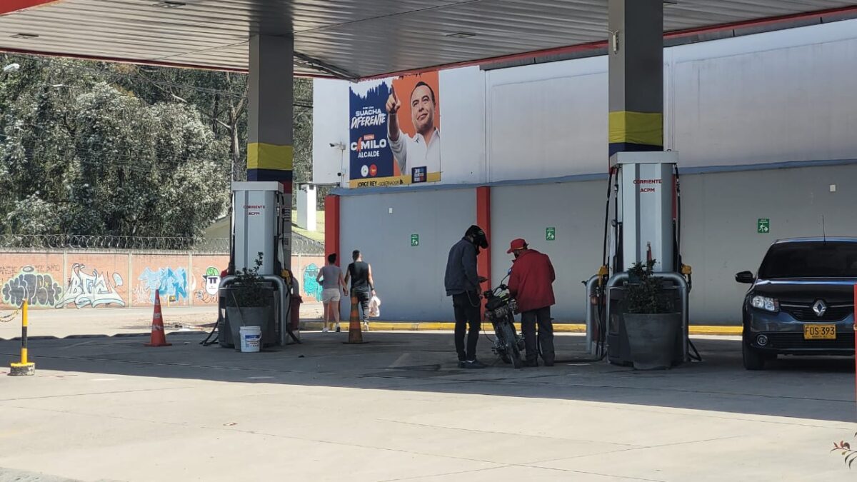 Crimen en bomba de gasolina de Soacha: la víctima era un trabajador del lugar Varios de los habitantes y empleados de algunos establecimientos ubicados por el barrio Ciudad de Quito (Soacha) aún no comprenden por qué un pistolero terminó de forma inesperada con la vida de un empleado de una estación de servicio.