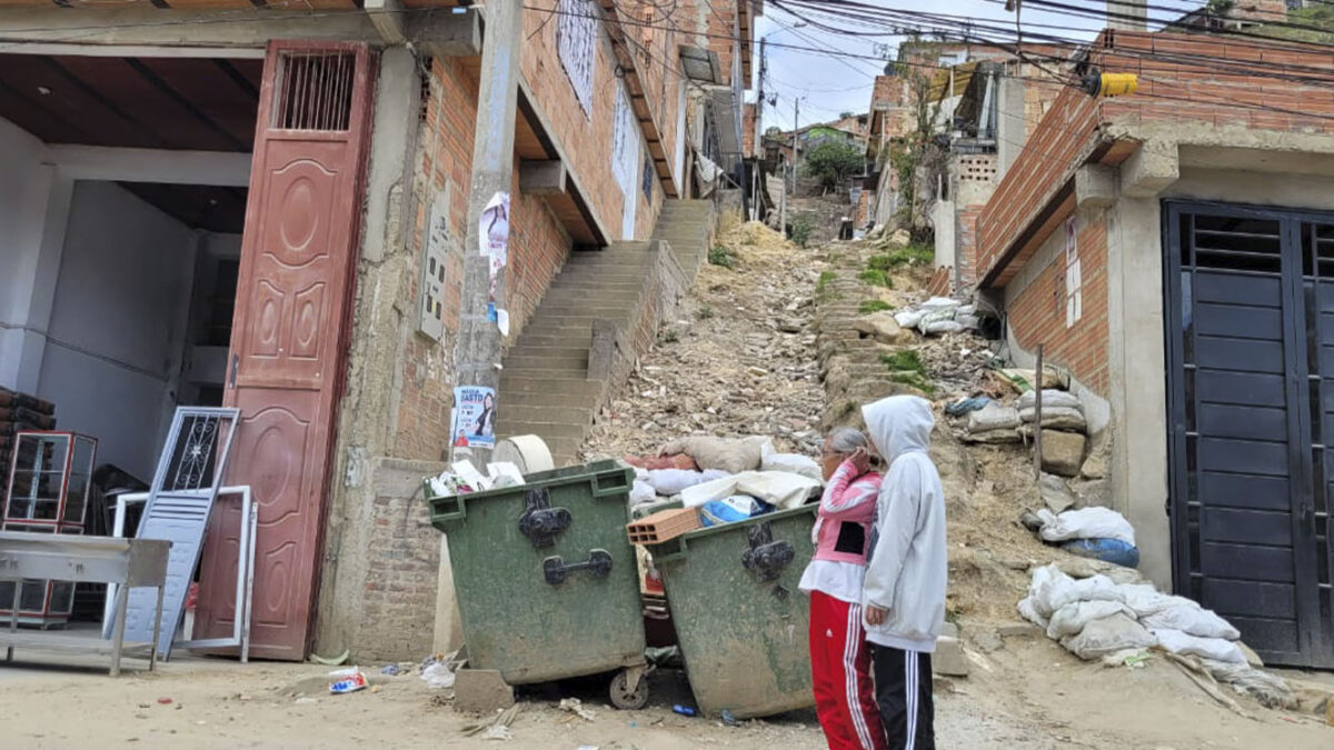 Crimen en callejón de Soacha Los habitantes del barrio Los Robles en Soacha, viven en zozobra por los constantes homicidios que se presentan en la zona. Esta vez nadie logró ver al asesino.