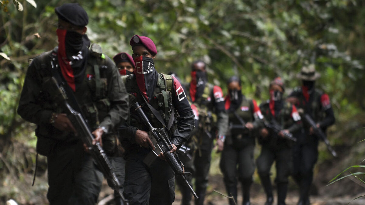 Defensoría pide al ELN dejar de secuestrar y reclutar niños 1 Defensoría pide al ELN dejar de secuestrar y reclutar niños La Defensoría del Pueblo le exigió al ELN abandonar el secuestro y el reclutamiento de menores de edad, a propósito del reinicio de los diálogos del Gobierno con ese grupo, en el marco de la quinta mesa de negociaciones, que se retomó en México.