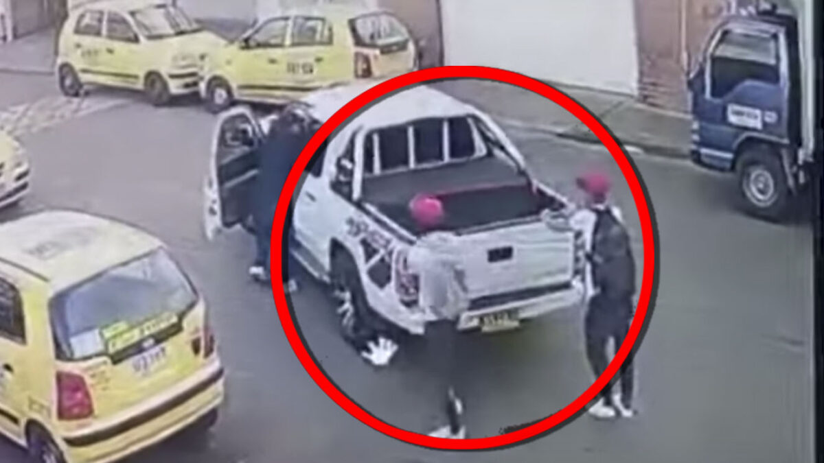 Delincuentes pretendían robarse una camioneta a empujones Delincuentes no pudieron prender una camioneta y pretendían llevársela a empujones.