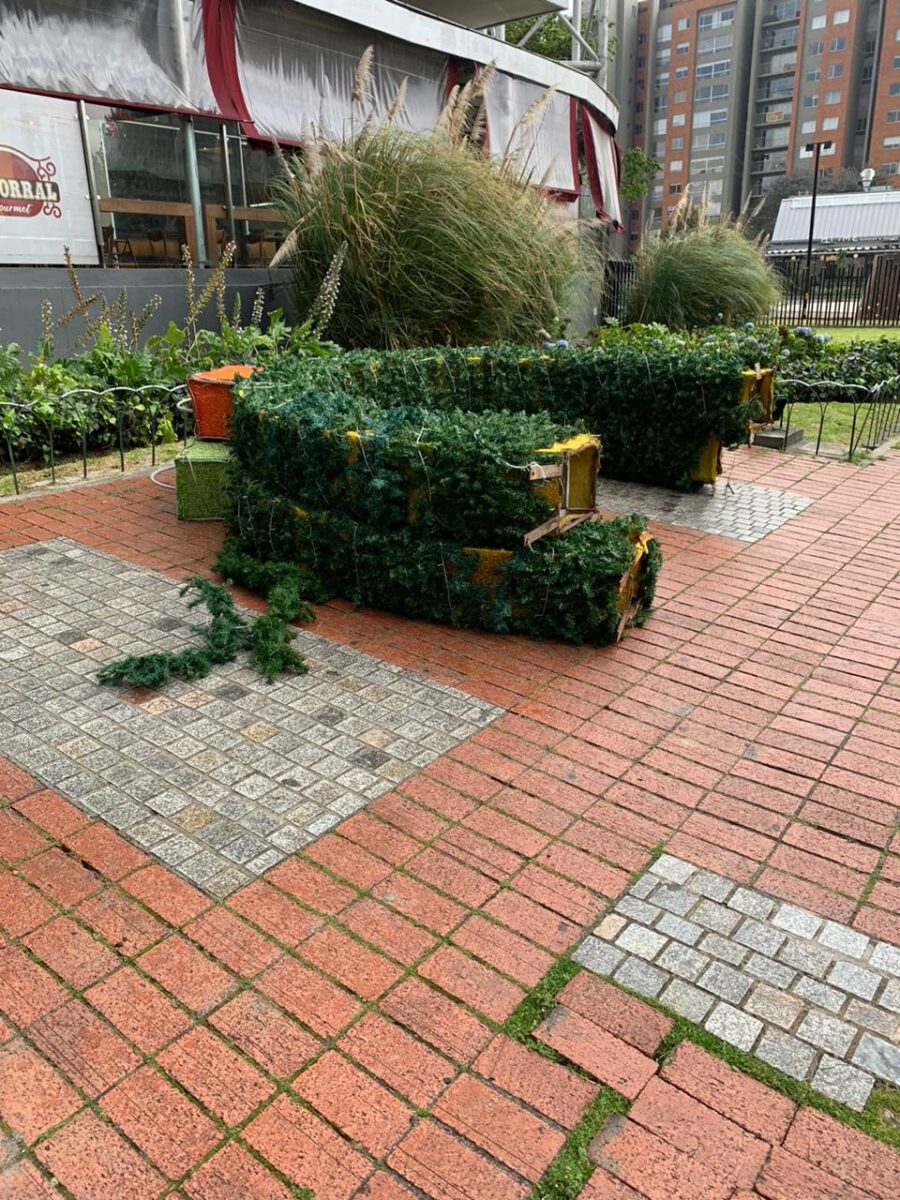 Denuncian irregularidades tras accidente que sufrió una adulta mayor en centro comercial 2 Denuncian irregularidades tras accidente que sufrió una adulta mayor en centro comercial El pasado 22 de noviembre una adulta mayor sufrió un accidente en un reconocido centro comercial de la capital que la dejó gravemente herida. Familiares de la víctima le exigen al establecimiento público que responda por lo sucedido.