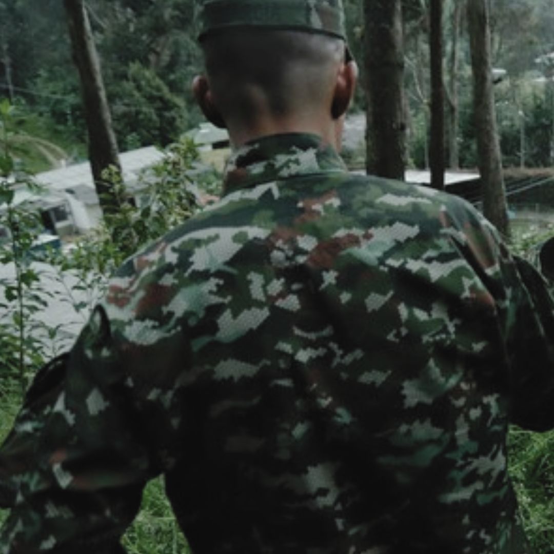 Denuncian abuso sexual a una joven soldado en instalaciones del Ejército 1 Denuncian abuso sexual a una joven soldado en instalaciones del Ejército Una grave denuncia de abuso sexual a una joven soldado, de aproximadamente 18 años, dentro de las instalaciones de la Brigada Especial de Comunicaciones de Facatativá (Cundinamarca) se conoció recientemente.