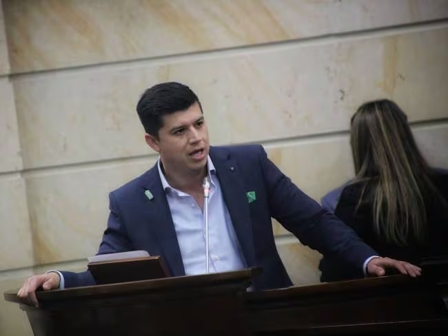 Denuncian subsidios a colombianos fallecidos 1 Denuncian subsidios a colombianos fallecidos La Contraloría tiene entre ojos al Departamento de Prosperidad Social (DPS), así lo reveló recientemente en senador de la Alianza Verde, Gustavo Moreno, quien detalló varios graves hallazgos fiscales en esa entidad.