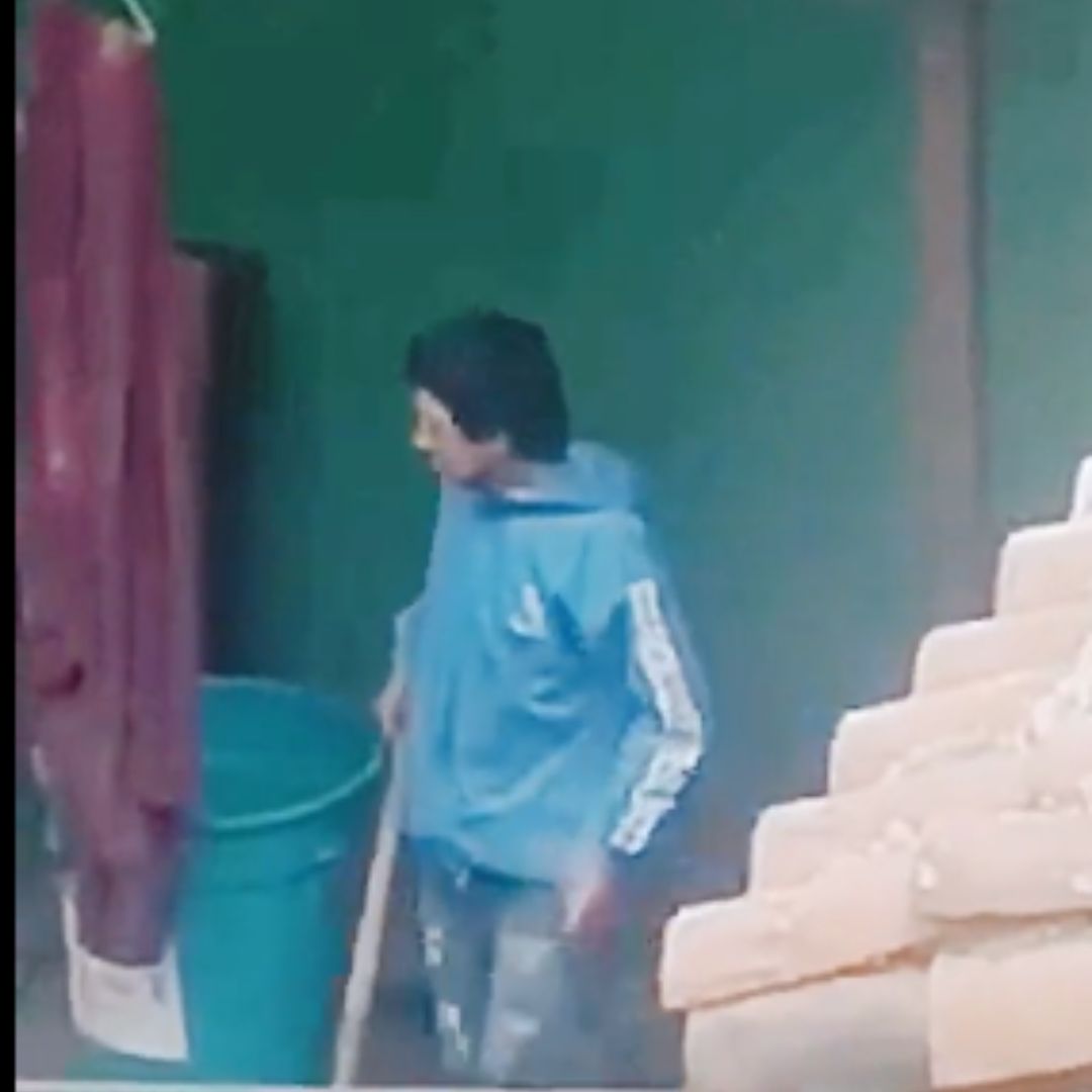 Desalmado golpeó con una pala a un perrito en Soacha #AsíPasó Un indignante caso de maltrato animal se presentó recientemente en el vecino municipio de Soacha, donde al interior de una vivienda captaron a un hombre golpeando a un perrito con una pala.