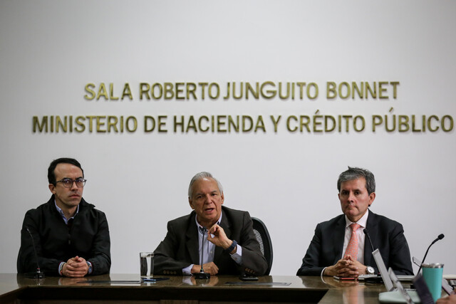 Detalles del proyecto de ley que busca aumentar el impuesto predial El Ministerio de Hacienda radicó este jueves en la Cámara de Representantes un proyecto de ley que establece gradualmente unos topes máximos al pago del impuesto predial. Le explicamos de que trata.