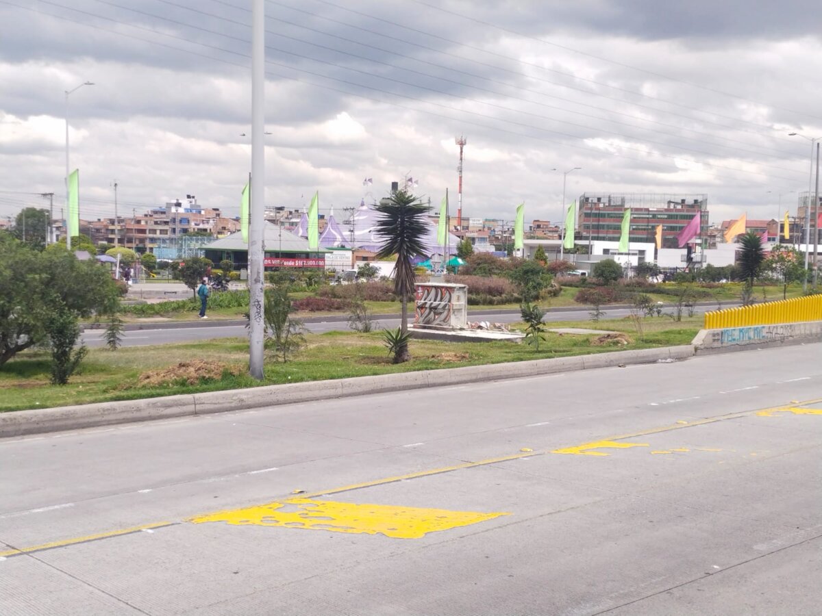 Detalles sobre la muerte del hombre que se electrocutó en la Autopista Sur 2 Detalles sobre la muerte del hombre que se electrocutó en la Autopista Sur Un hombre envuelto en llamas y varios ciudadanos tratando de apagarlo fue la horrible escena que se vivió en horas de la noche del martes sobre la Autopista Sur, en el vecino municipio de Soacha, justo a pocos metros del centro comercial Mercurio. Le contamos los detalles.