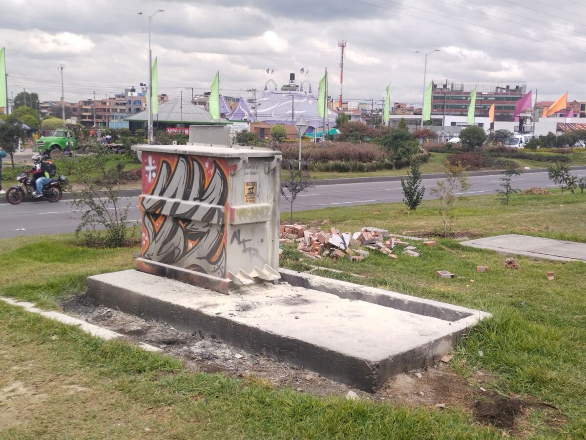Detalles sobre la muerte del hombre que se electrocutó en la Autopista Sur 1 Detalles sobre la muerte del hombre que se electrocutó en la Autopista Sur Un hombre envuelto en llamas y varios ciudadanos tratando de apagarlo fue la horrible escena que se vivió en horas de la noche del martes sobre la Autopista Sur, en el vecino municipio de Soacha, justo a pocos metros del centro comercial Mercurio. Le contamos los detalles.