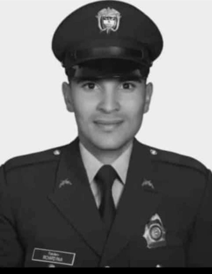 Así fueron los últimos minutos de vida del patrullero Richard Pava #Judiciales El patrullero de la Policía Metropolitana de Bogotá fue hallado sin vida y con una herida de bala a la altura de la cabeza en el momento que hacía las veces de custodio y acompañaba a un preso, identificado como Manuel Antonio Hernández Roa.