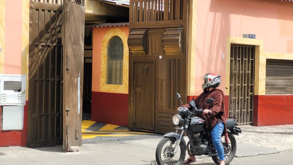 Así fueron los últimos minutos de vida del patrullero Richard Pava #Judiciales El patrullero de la Policía Metropolitana de Bogotá fue hallado sin vida y con una herida de bala a la altura de la cabeza en el momento que hacía las veces de custodio y acompañaba a un preso, identificado como Manuel Antonio Hernández Roa.