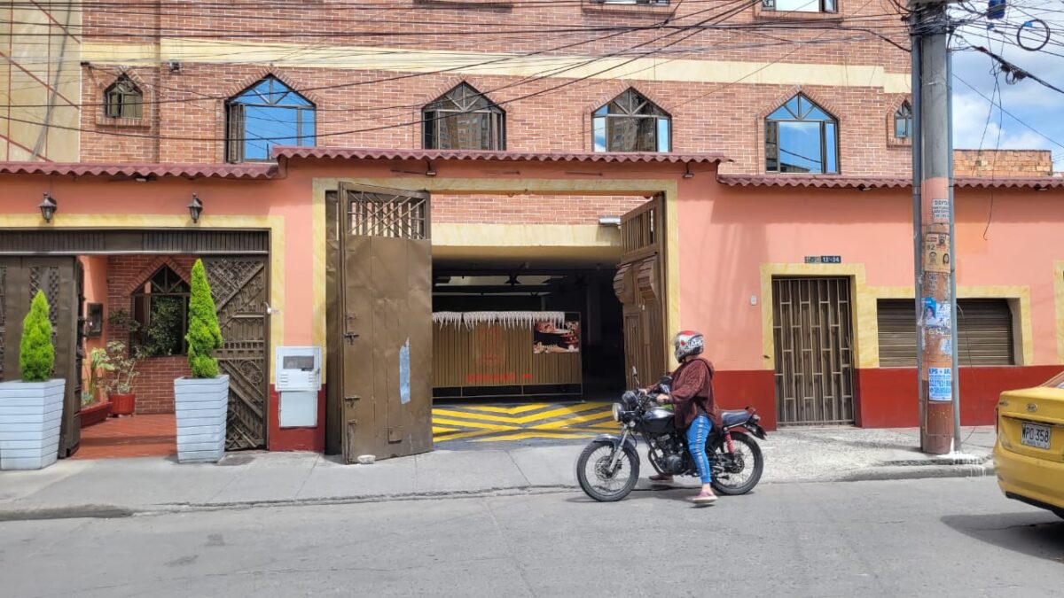 Así fueron los últimos minutos de vida del patrullero Richard Pava #Judiciales El patrullero de la Policía Metropolitana de Bogotá fue hallado sin vida y con una herida de bala a la altura de la cabeza en el momento que hacía las veces de custodio y acompañaba a un preso, identificado como Manuel Antonio Hernández Roa.